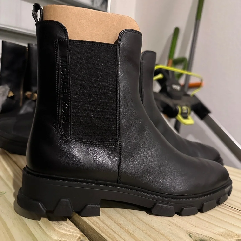 Michael Kors | Ridley Leather Ankle Boot - Picture 3 of 3